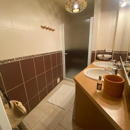 Semesterbostad Thina *