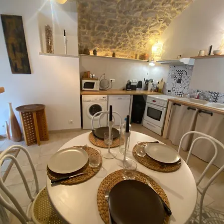 Semesterbostad Thina *