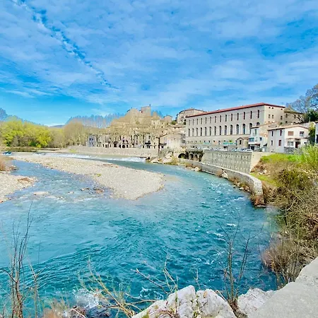 De Charme Au Pied Du Chateau De *
