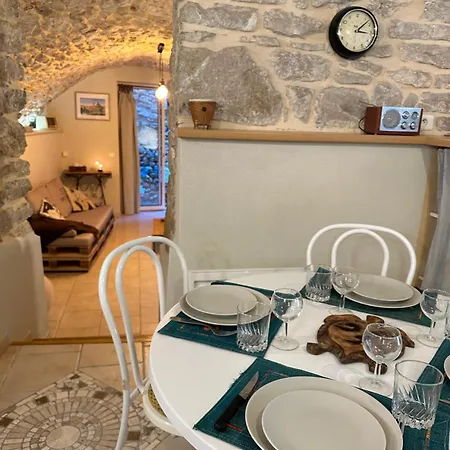 Holiday home De Charme Au Pied Du Chateau De Brissac